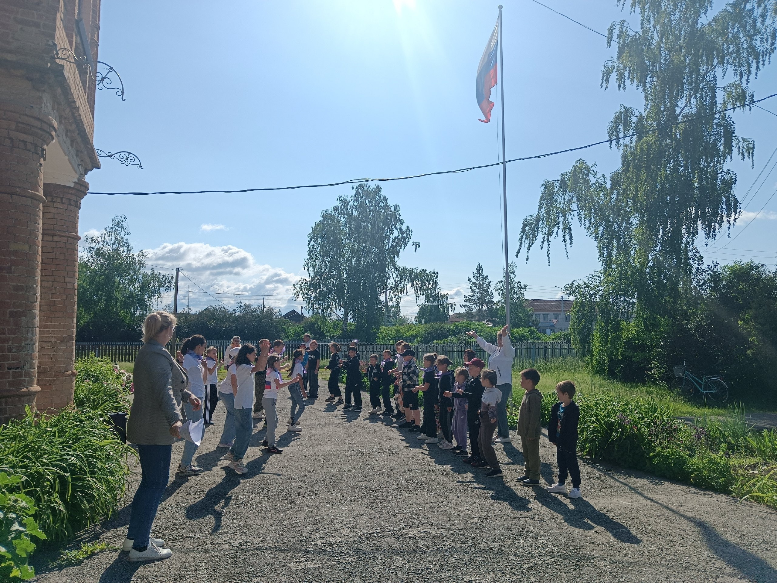 Открылись школьные лагеря.