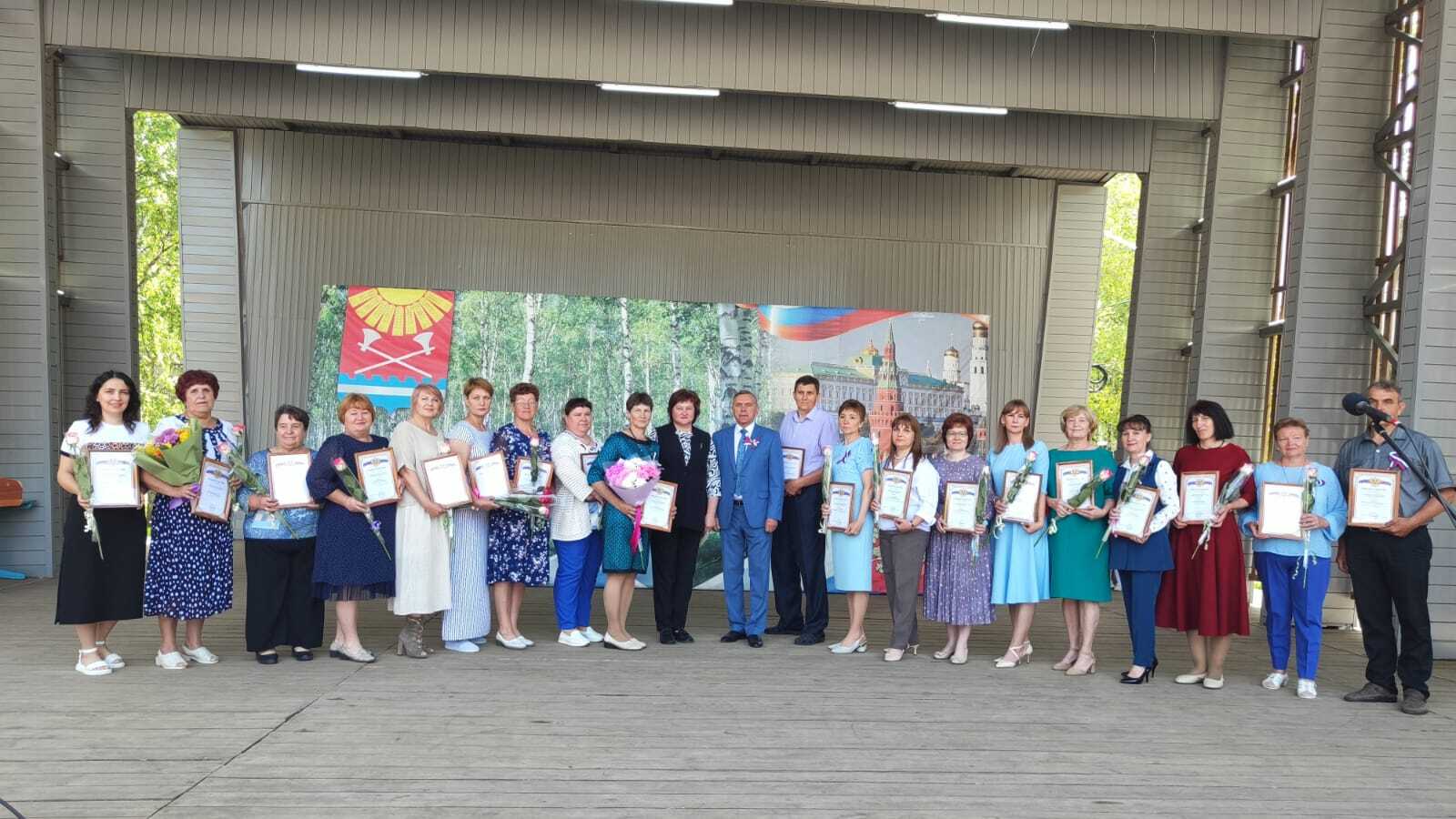 Поздравляем награжденных.