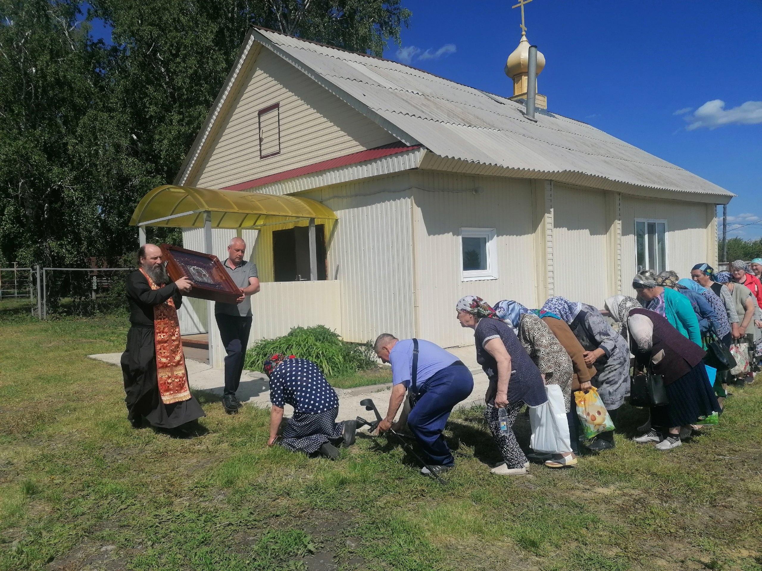 Встречаем крестный ход.