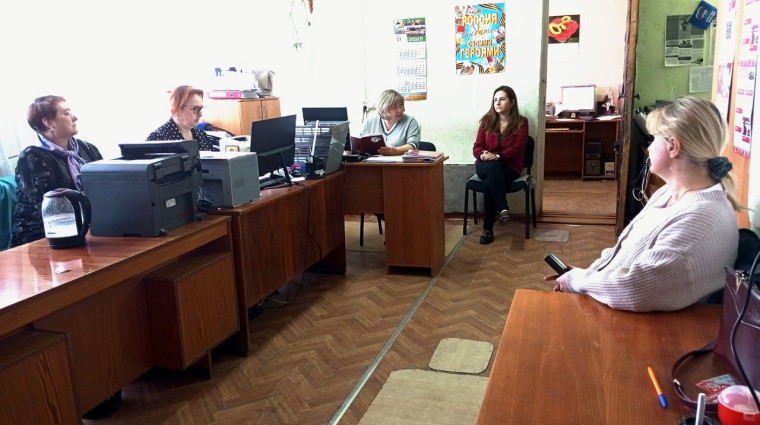 Прошло совещание. Прошло совещание.