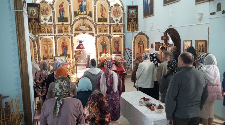 Прошли богослужения. Прошли богослужения.