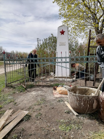 Привели в порядок памятник. Привели в порядок памятник.