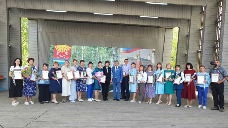 Поздравляем награжденных. Поздравляем награжденных.